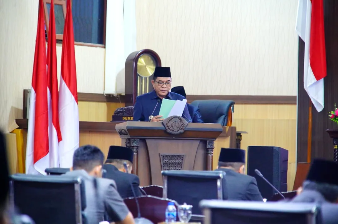 Bupati Muba HM Toha Tohet SH menyampaikan jawaban eksekutif atas pandangan fraksi DPRD terkait kebijakan pajak dan perlindungan tenaga kerja lokal.