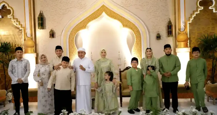 ketua-dprd-sumsel-andie-dinialdie Ketua DPRD Sumsel Andie Dinialdie berfoto bersama Gubernur Herman Deru beserta keluarga besar dalam acara open house Iduladha di Griya Agung Palembang.