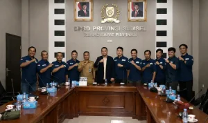 ketua-dprd-sumsel-andie-dinialdie-gunung-dempo Ketua DPRD Sumsel Andie Dinialdie saat menerima audiensi dari pengurus Balai Registrasi Gunung Merapi Dempo (Brigade) di ruang kerjanya.