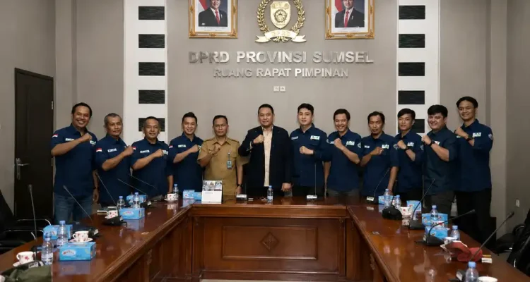 ketua-dprd-sumsel-andie-dinialdie-gunung-dempo Ketua DPRD Sumsel Andie Dinialdie saat menerima audiensi dari pengurus Balai Registrasi Gunung Merapi Dempo (Brigade) di ruang kerjanya.
