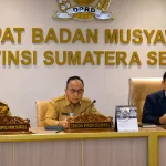 ketua-dprd-sumsel-andie-dinialdie-pimpin-rapat-banmus Ketua DPRD Sumsel Andie Dinialdie memimpin jalannya rapat Badan Musyawarah di Ruang Rapat Banmus.