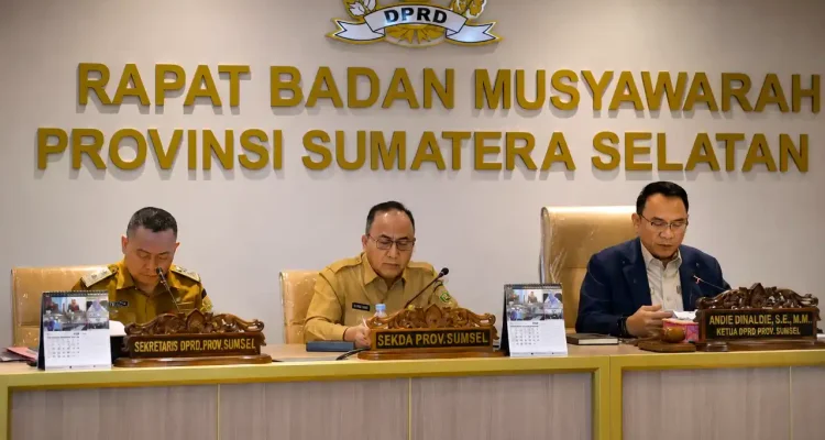 ketua-dprd-sumsel-andie-dinialdie-pimpin-rapat-banmus Ketua DPRD Sumsel Andie Dinialdie memimpin jalannya rapat Badan Musyawarah di Ruang Rapat Banmus.