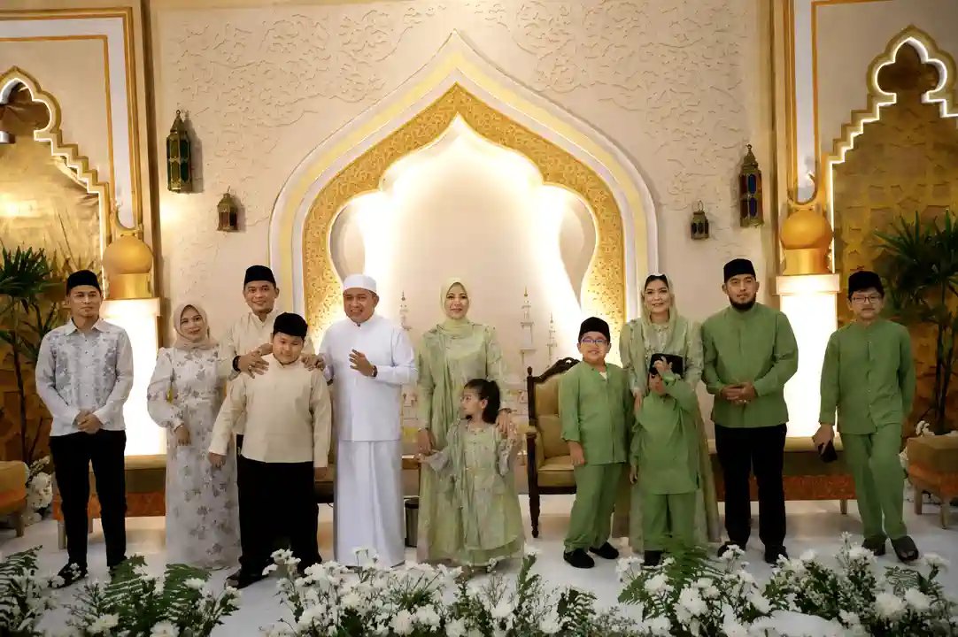 ketua-dprd-sumsel-andie-dinialdie Ketua DPRD Sumsel Andie Dinialdie berfoto bersama Gubernur Herman Deru beserta keluarga besar dalam acara open house Iduladha di Griya Agung Palembang.