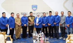 Bupati OKU Timur Lanosin berfoto bersama dengan jajaran anggota Komisi I DPRD Sumsel saat kunjungan kerja koordinasi pemerintahan daerah.
