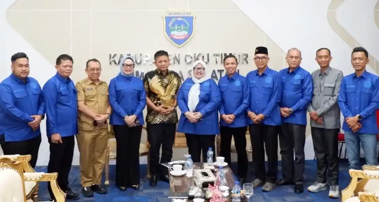 komisi-i-dprd-sumsel-ke-oku-timur Bupati OKU Timur Lanosin berfoto bersama dengan jajaran anggota Komisi I DPRD Sumsel saat kunjungan kerja koordinasi pemerintahan daerah.