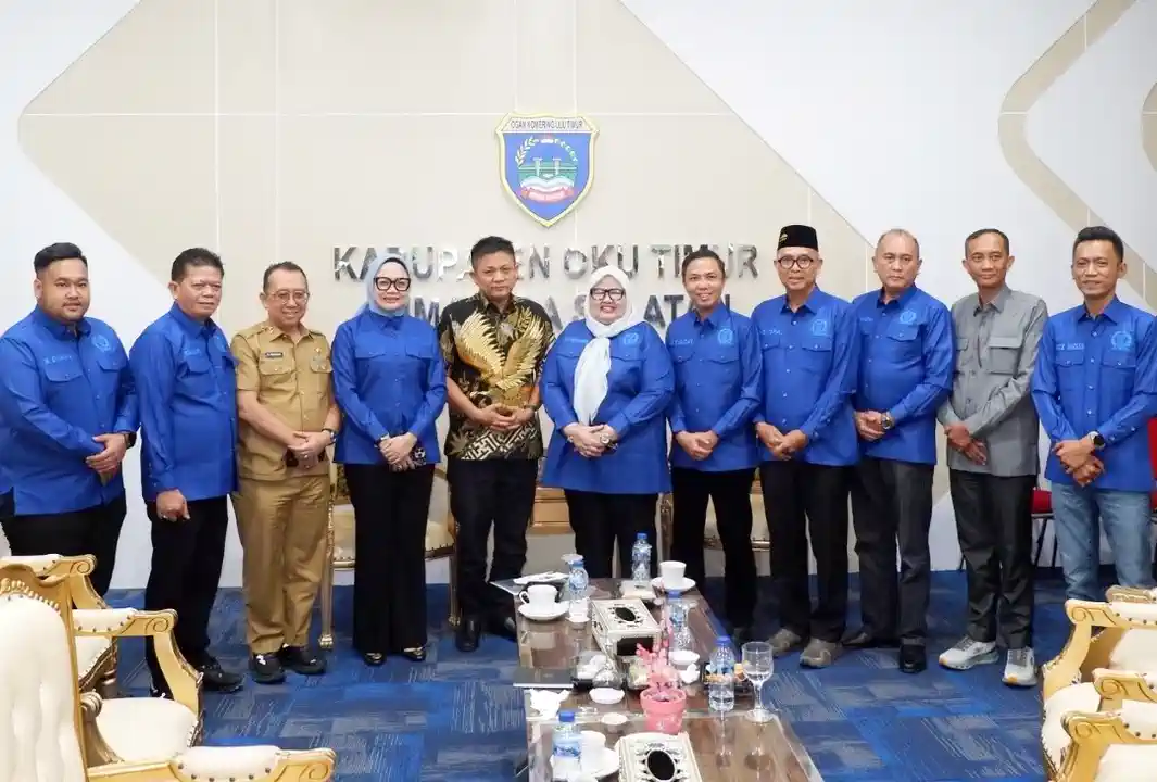 Bupati OKU Timur Lanosin berfoto bersama dengan jajaran anggota Komisi I DPRD Sumsel saat kunjungan kerja koordinasi pemerintahan daerah.
