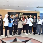 Anggota Komisi III DPRD Prov Sumsel menyerahkan plakat saat kunjungan kerja ke kantor Bank BPD DIY.