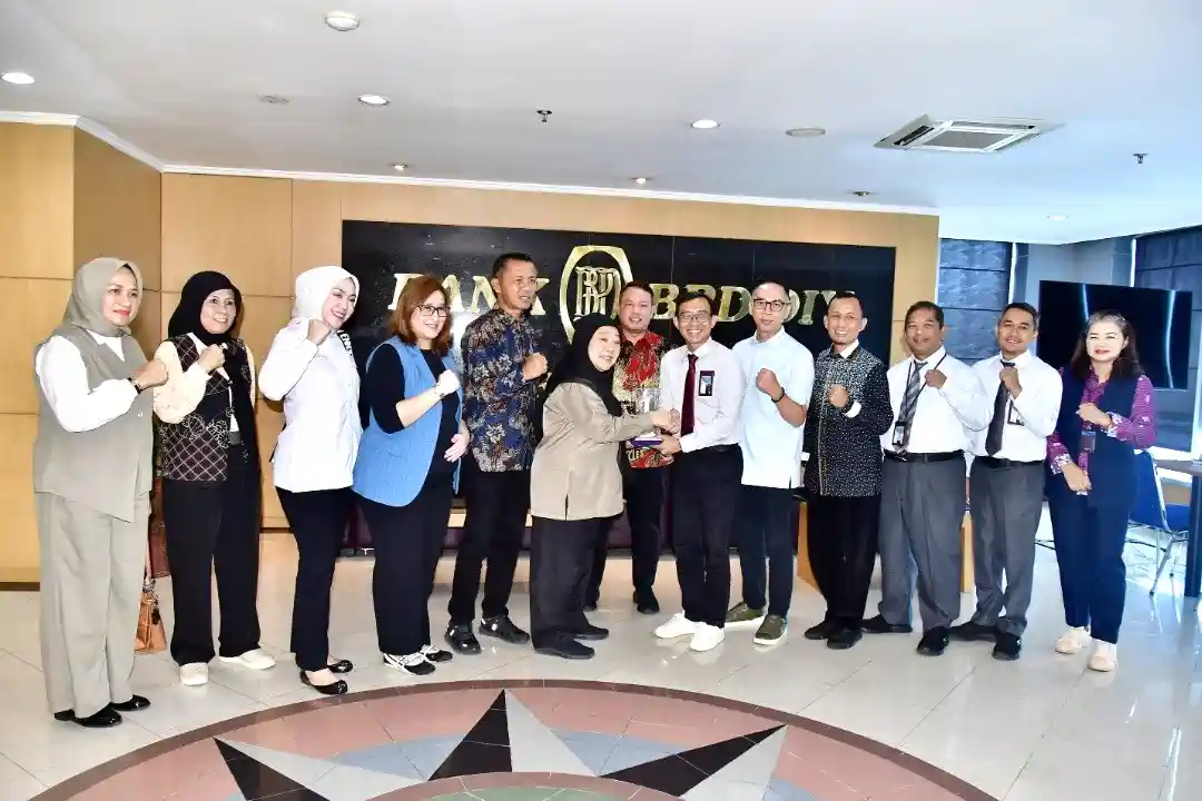 Anggota Komisi III DPRD Prov Sumsel menyerahkan plakat saat kunjungan kerja ke kantor Bank BPD DIY.