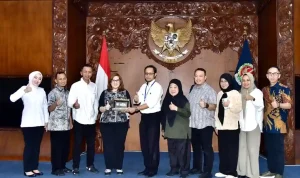 Anggota Komisi III DPRD Prov Sumsel berfoto bersama dengan jajaran pimpinan DPRD DIY saat serah terima cenderamata kunjungan kerja.