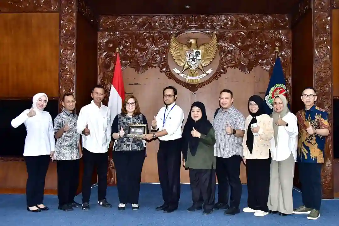 Anggota Komisi III DPRD Prov Sumsel berfoto bersama dengan jajaran pimpinan DPRD DIY saat serah terima cenderamata kunjungan kerja.