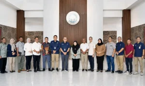 komisi-iii-dprd-sumsel-semen-baturaja Jajaran anggota Komisi III DPRD Sumsel saat berfoto bersama direksi PT Semen Baturaja Tbk membahas optimalisasi pendapatan asli daerah.