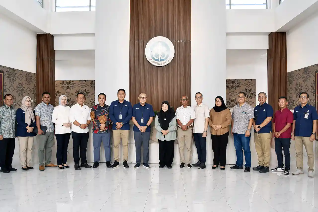 komisi-iii-dprd-sumsel-semen-baturaja Jajaran anggota Komisi III DPRD Sumsel saat berfoto bersama direksi PT Semen Baturaja Tbk membahas optimalisasi pendapatan asli daerah.