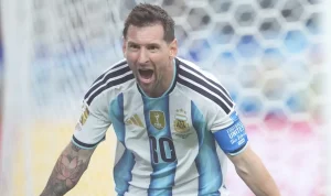 lionel-messi-selebrasi-gol-piala-dunia-2026 Penyerang Argentina Lionel Messi bernomor punggung 10 berteriak histeris merayakan gol dengan mengepalkan kedua tangan di depan jaring gawang.