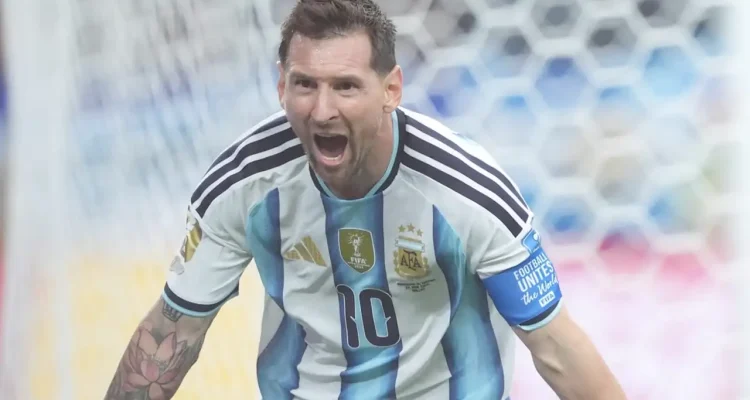 Penyerang Argentina Lionel Messi bernomor punggung 10 berteriak histeris merayakan gol dengan mengepalkan kedua tangan di depan jaring gawang.