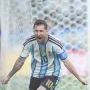Penyerang Argentina Lionel Messi bernomor punggung 10 berteriak histeris merayakan gol dengan mengepalkan kedua tangan di depan jaring gawang.