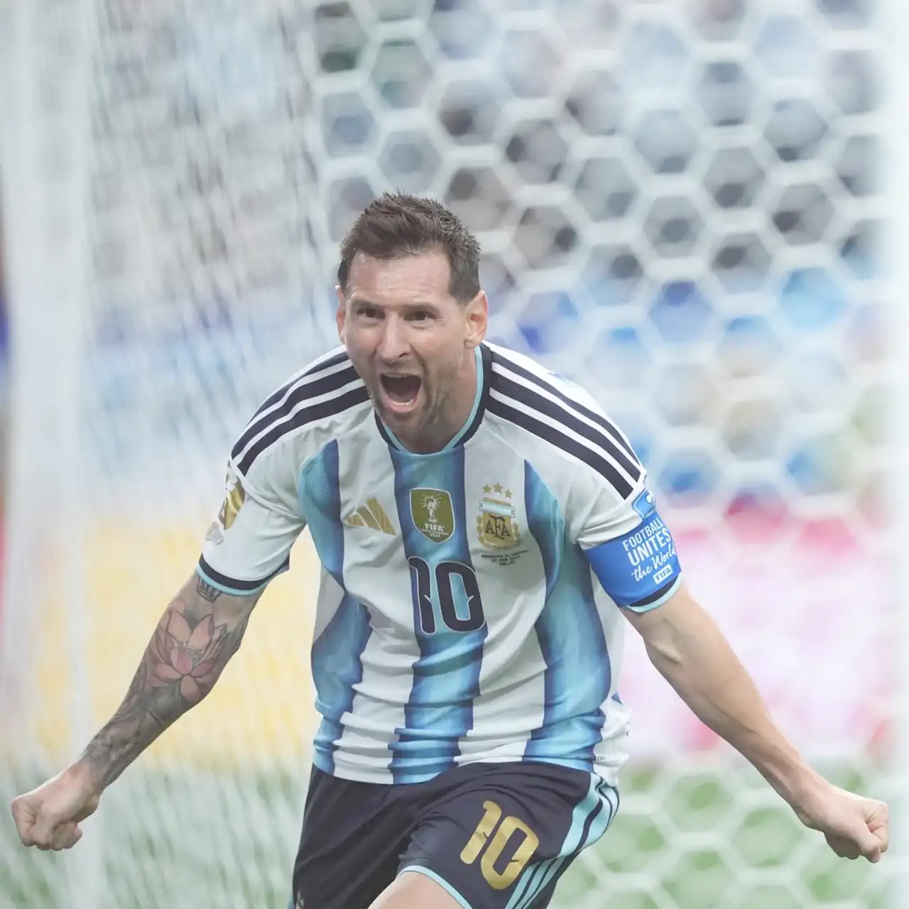 lionel-messi-selebrasi-gol-piala-dunia-2026 Penyerang Argentina Lionel Messi bernomor punggung 10 berteriak histeris merayakan gol dengan mengepalkan kedua tangan di depan jaring gawang.