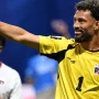 Kiper Tanjung Verde, Vozinha, mendadak jadi sensasi dunia. Tujuh penyelamatan saat menghadapi Spanyol membuat jumlah pengikut Instagramnya meroket dari puluhan ribu menjadi jutaan hanya dalam hitungan jam.