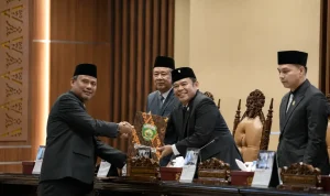 pansus-perkebunan-dprd-sumsel-desak-pembekuan-hgu Penyerahan dokumen rekomendasi dari pimpinan DPRD Sumsel kepada Wakil Gubernur Cik Ujang saat rapat paripurna.