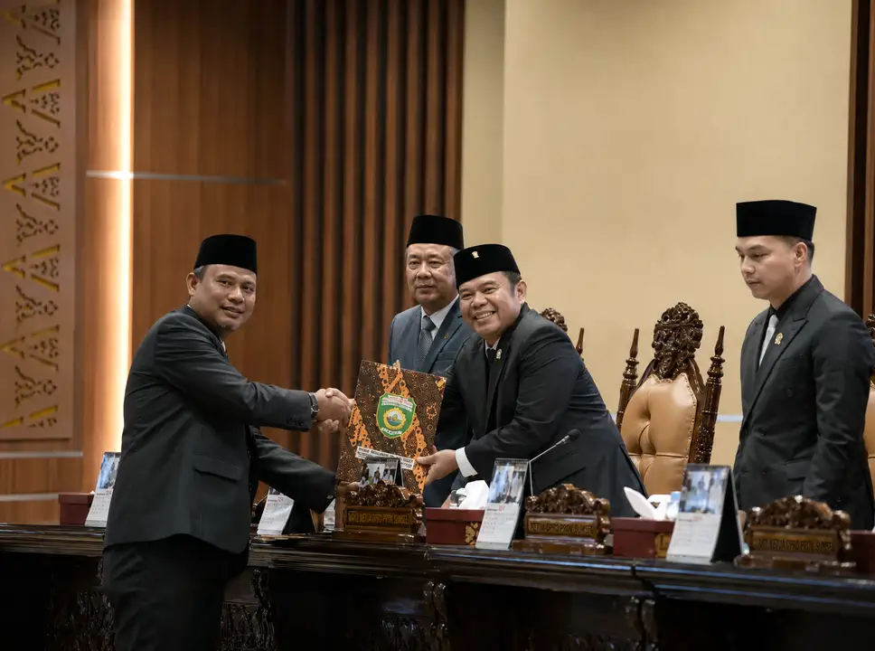 Penyerahan dokumen rekomendasi dari pimpinan DPRD Sumsel kepada Wakil Gubernur Cik Ujang saat rapat paripurna.