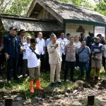pansus-perkebunan-dprd-sumsel-lahan-ogan-ilir Ketua Pansus Perkebunan DPRD Sumsel H Aswan Mufti berbicara menggunakan megafon di depan warga Desa Tanjung Baru Ogan Ilir saat mediasi lahan Eks Gembala.