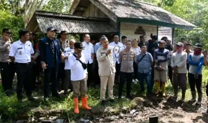 pansus-perkebunan-dprd-sumsel-lahan-ogan-ilir Ketua Pansus Perkebunan DPRD Sumsel H Aswan Mufti berbicara menggunakan megafon di depan warga Desa Tanjung Baru Ogan Ilir saat mediasi lahan Eks Gembala.