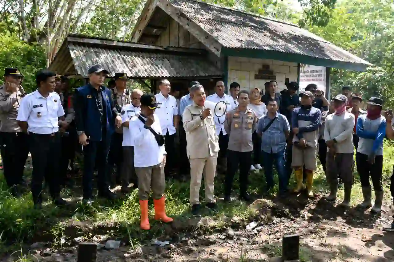 pansus-perkebunan-dprd-sumsel-lahan-ogan-ilir Ketua Pansus Perkebunan DPRD Sumsel H Aswan Mufti berbicara menggunakan megafon di depan warga Desa Tanjung Baru Ogan Ilir saat mediasi lahan Eks Gembala.