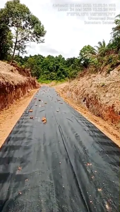 Warga dan alat berat bergotong royong melakukan perbaikan jalan di Desa Macang Sakti, Kecamatan Sanga Desa, Muba.