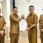 plt-asisten-ii-setda-muba-akhmad-toyibir Penyerahan SK Plt Asisten II Setda Muba Akhmad Toyibir oleh Sekda Syafaruddin disaksikan Kepala BKPSDM Pathi Riduan.