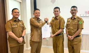 plt-asisten-ii-setda-muba-akhmad-toyibir Penyerahan SK Plt Asisten II Setda Muba Akhmad Toyibir oleh Sekda Syafaruddin disaksikan Kepala BKPSDM Pathi Riduan.