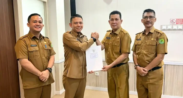 plt-asisten-ii-setda-muba-akhmad-toyibir Penyerahan SK Plt Asisten II Setda Muba Akhmad Toyibir oleh Sekda Syafaruddin disaksikan Kepala BKPSDM Pathi Riduan.