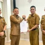 Penyerahan SK Plt Asisten II Setda Muba Akhmad Toyibir oleh Sekda Syafaruddin disaksikan Kepala BKPSDM Pathi Riduan.