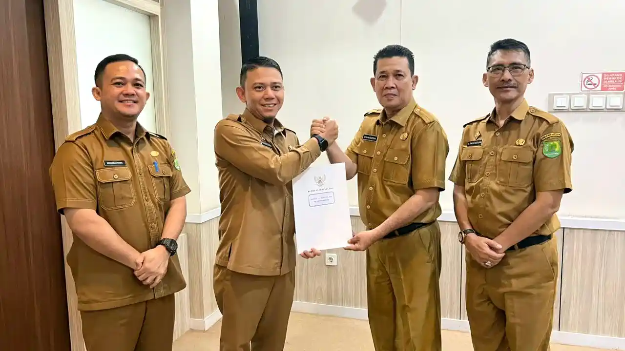 plt-asisten-ii-setda-muba-akhmad-toyibir Penyerahan SK Plt Asisten II Setda Muba Akhmad Toyibir oleh Sekda Syafaruddin disaksikan Kepala BKPSDM Pathi Riduan.