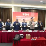 polda-sumsel-joint-operation-narkoba-juni-2026 Konferensi pers Joint Operation Polda Sumsel dan Kanwil Bea Cukai Sumbagtim menunjukkan barang bukti pil ekstasi dan sabu hasil sitaan.