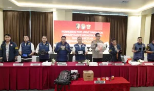 Konferensi pers Joint Operation Polda Sumsel dan Kanwil Bea Cukai Sumbagtim menunjukkan barang bukti pil ekstasi dan sabu hasil sitaan.