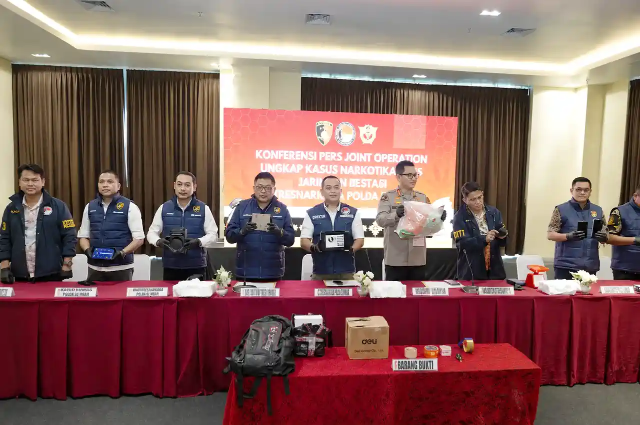 polda-sumsel-joint-operation-narkoba-juni-2026 Konferensi pers Joint Operation Polda Sumsel dan Kanwil Bea Cukai Sumbagtim menunjukkan barang bukti pil ekstasi dan sabu hasil sitaan.