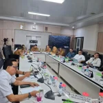 rdp-komisi-iv-dprd-muba-ketenagakerjaan Jajaran Anggota Komisi IV DPRD Muba bersama pimpinan rapat Edi Hariyanto, Kadisnakertrans Herryandi Sinulingga AP, serta perwakilan OPD teknis duduk melingkar di meja rapat oval Ruang Rapat Komisi IV.