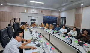 rdp-komisi-iv-dprd-muba-ketenagakerjaan Jajaran Anggota Komisi IV DPRD Muba bersama pimpinan rapat Edi Hariyanto, Kadisnakertrans Herryandi Sinulingga AP, serta perwakilan OPD teknis duduk melingkar di meja rapat oval Ruang Rapat Komisi IV.
