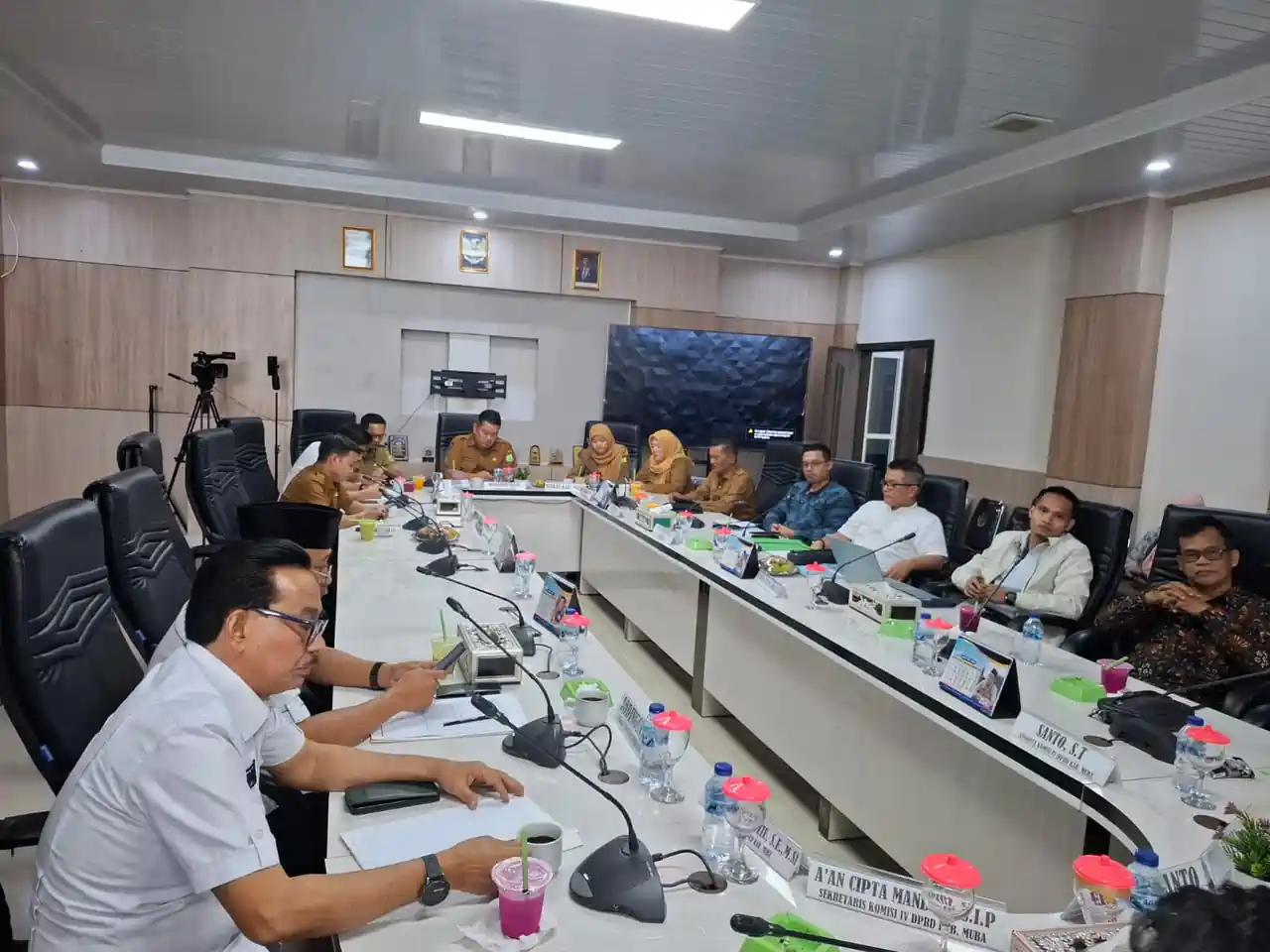 Jajaran Anggota Komisi IV DPRD Muba bersama pimpinan rapat Edi Hariyanto, Kadisnakertrans Herryandi Sinulingga AP, serta perwakilan OPD teknis duduk melingkar di meja rapat oval Ruang Rapat Komisi IV.