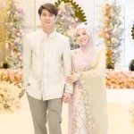 Kebersamaan pasangan selebritas Rizky Billar dan Lesti Kejora yang tampil serasi dalam sebuah acara formal.