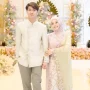 Kebersamaan pasangan selebritas Rizky Billar dan Lesti Kejora yang tampil serasi dalam sebuah acara formal.
