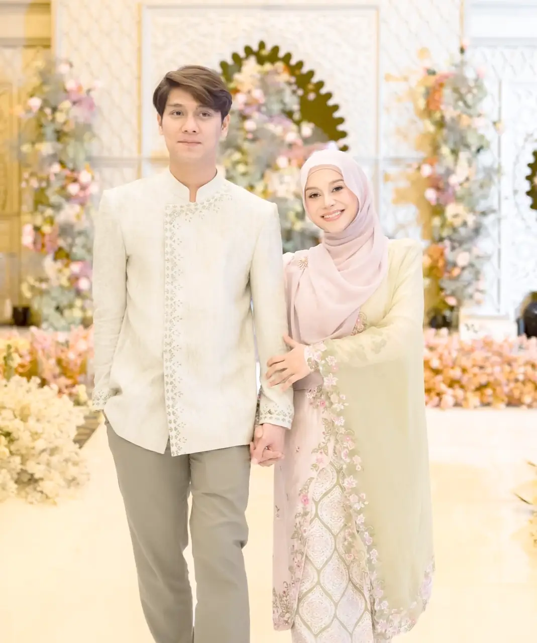 rizky-billar-dan-lesti-kejora-klarifikasi-hoaks Kebersamaan pasangan selebritas Rizky Billar dan Lesti Kejora yang tampil serasi dalam sebuah acara formal.