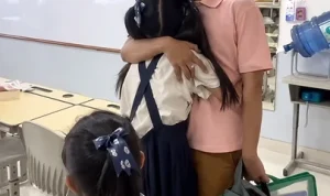 ruben-onsu-gugat-hak-asuh-anak Momen hangat Ruben Onsu saat memeluk erat anaknya di sekolah sebagai bentuk perlindungan batin.