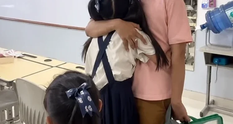 Momen hangat Ruben Onsu saat memeluk erat anaknya di sekolah sebagai bentuk perlindungan batin.