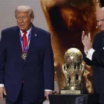 Doc : Presiden FIFA Gianni Infantino menyerahkan Hadiah Perdamaian FIFA kepada Presiden AS Donald Trump saat Pengundian Final Piala Dunia 2026 di Kennedy Center. Doc : Presiden FIFA Gianni Infantino menyerahkan Hadiah Perdamaian FIFA kepada Presiden AS Donald Trump saat Pengundian Final Piala Dunia 2026 di Kennedy Center.
