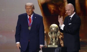 Doc : Presiden FIFA Gianni Infantino menyerahkan Hadiah Perdamaian FIFA kepada Presiden AS Donald Trump saat Pengundian Final Piala Dunia 2026 di Kennedy Center. Doc : Presiden FIFA Gianni Infantino menyerahkan Hadiah Perdamaian FIFA kepada Presiden AS Donald Trump saat Pengundian Final Piala Dunia 2026 di Kennedy Center.