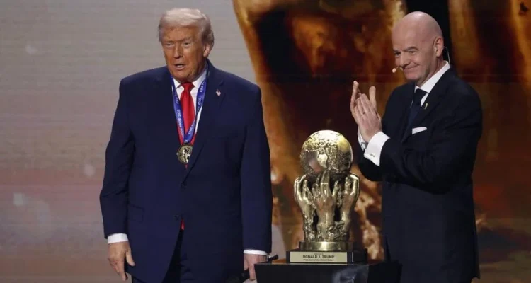 Doc : Presiden FIFA Gianni Infantino menyerahkan Hadiah Perdamaian FIFA kepada Presiden AS Donald Trump saat Pengundian Final Piala Dunia 2026 di Kennedy Center. Doc : Presiden FIFA Gianni Infantino menyerahkan Hadiah Perdamaian FIFA kepada Presiden AS Donald Trump saat Pengundian Final Piala Dunia 2026 di Kennedy Center.