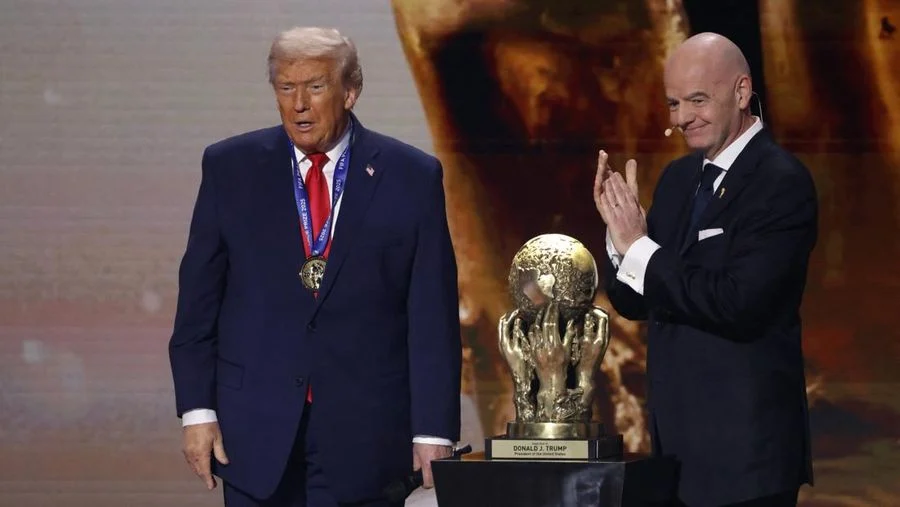 Doc : Presiden FIFA Gianni Infantino menyerahkan Hadiah Perdamaian FIFA kepada Presiden AS Donald Trump saat Pengundian Final Piala Dunia 2026 di Kennedy Center. Doc : Presiden FIFA Gianni Infantino menyerahkan Hadiah Perdamaian FIFA kepada Presiden AS Donald Trump saat Pengundian Final Piala Dunia 2026 di Kennedy Center.