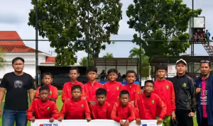 Foto bersama skuad dan jajaran pelatih SSB Palembang Soccer Skills (PSS) U12 sebelum memulai pertandingan.