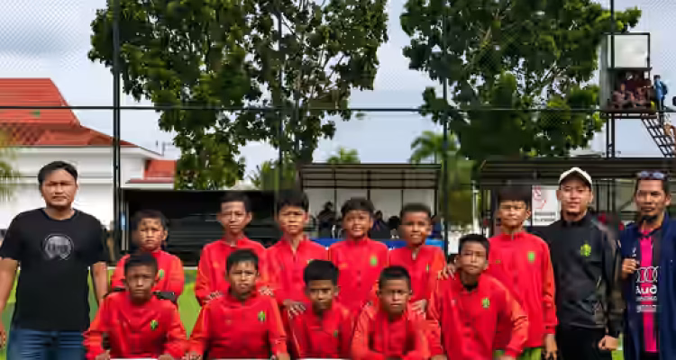 Foto bersama skuad dan jajaran pelatih SSB Palembang Soccer Skills (PSS) U12 sebelum memulai pertandingan.