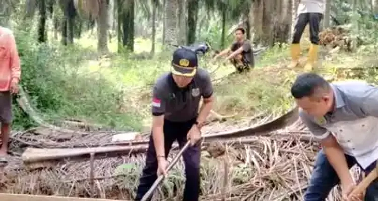 Warga bersama Camat Babat Supat gotong royong melakukan pengecoran jalan penghubung Babat Supat-Lais menggunakan mobil molen.